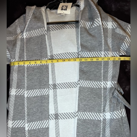 Anne Klein Cardigan
New with tags 
Size Medium - Picture 5 of 6